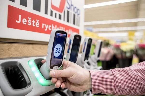 Obchody zavádějí digitální novinky. Nákupy zrychlují. A Čechům se to líbí