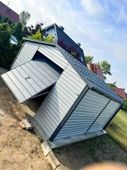 Plechova garáž 4,5x5m - výklopná vrata - hliník - Antracit - okapy - imitace střešní tašky - střecha sedlová TS772