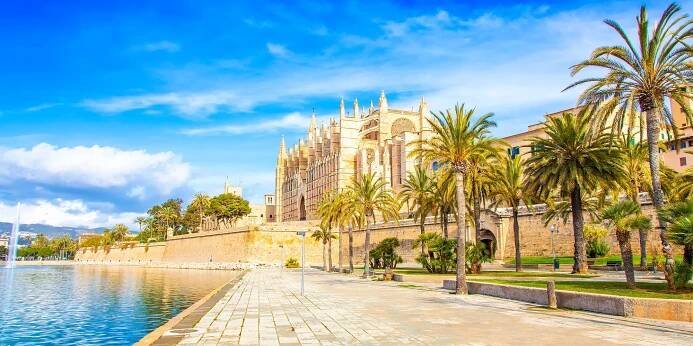 Mallorca letecky: hotel u pláže, 7 nocí, polopenze