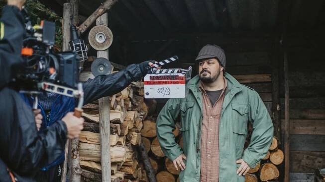 Titulní píseň k seriálu s názvem Má chata,  můj hrad složil a nazpíval Ondřej Ládek alias Xindl X. | foto: Česká televize