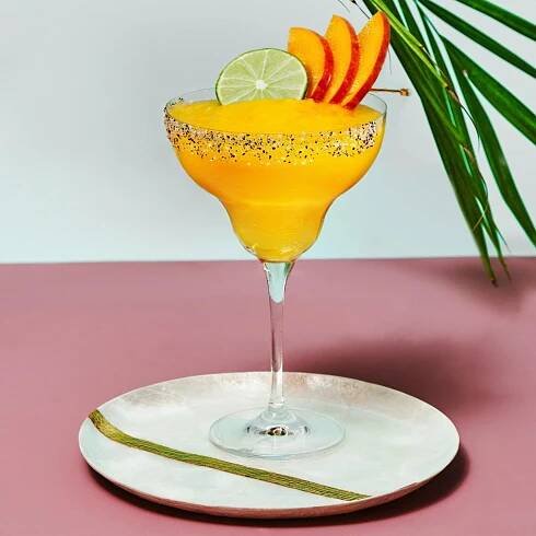 Cocktail mit Pfirsichen und Limette in einem Glas