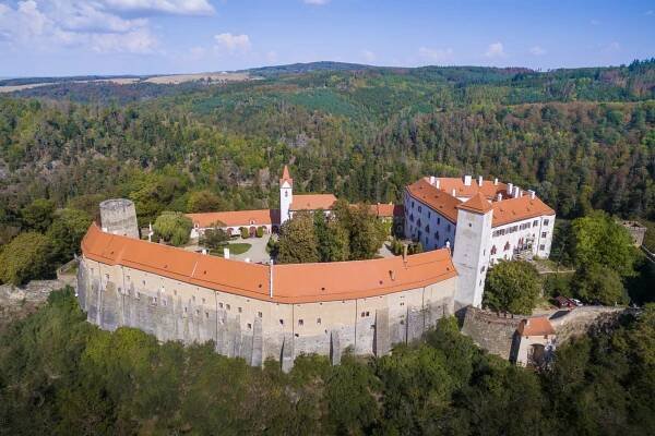 Navštivte romantický hrad Bítov s rekonstruovanými střechami