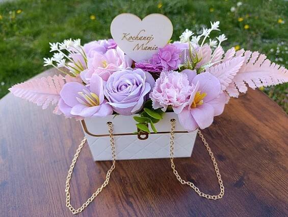 FLOWER BOX MÝDLOVÉ KVĚTINY KYTICE JAKO DÁREK PRO MAMINKU K NAROZENINÁM DEN MATEK Stav balení originální