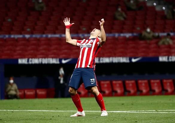 Atlético po obratu s Pamplonou sahá po titulu, Barcelona je ze hry
