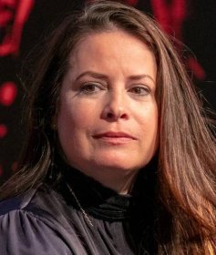 How Holly Marie Combs Stayed True to Her Own Beliefs Despite the Pressure of Beauty Stereotypes / Bright Side
