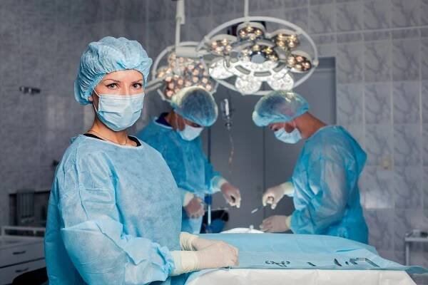 Tým chirurg při práci v operačním sále. zvětšení prsou — Stock obrázek