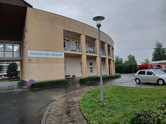 Senioři z Vážan jsou první evakuovaní, ujaly se jich další domovy v Kroměříži