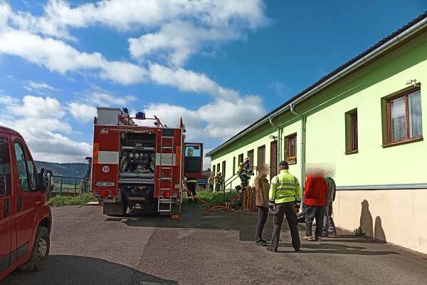 V Horní Lidči v neděli hořelo. Na místní farmě zasahovali profesionální i dobrovolní hasiči - ZLIN.CZ