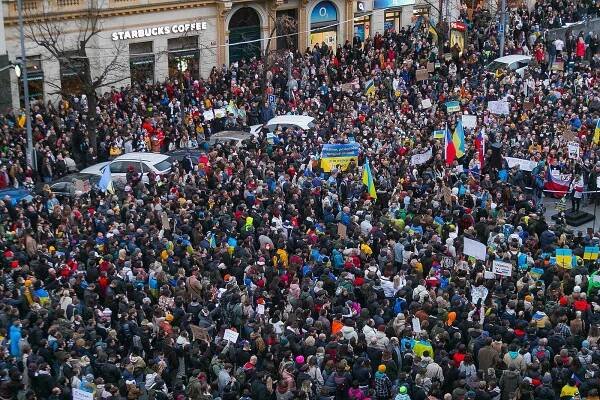 Demonstrace na Václavském náměstí v Praze. Lidé přišli odsoudit ruskou invazi na Ukrajinu.