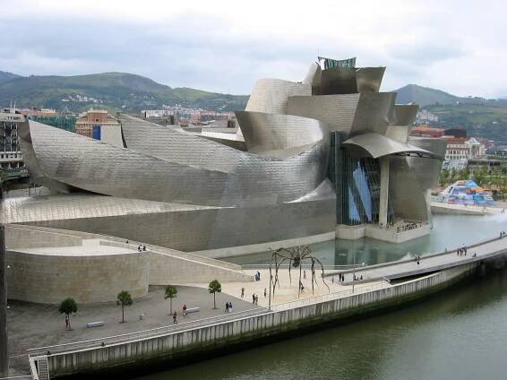 Muž, který nechal domy plout, tančit a ohromovat. Architekt Frank Gehry slaví devadesátiny