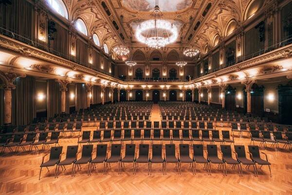 Großer Saal mit Bestuhlung und Kronleuchter in der Historischen Stadthalle Wuppertal  © Tourismus NRW e.V./Johannes Höhn