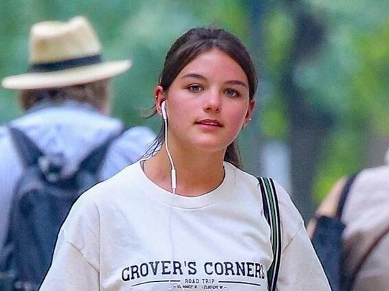 Suri Cruise enjoys of her last walks in NYC before heading to college