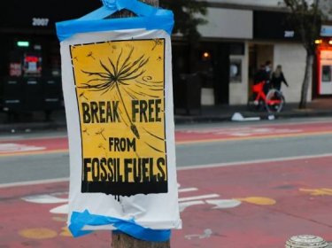 Plakát vyzývající k opuštění fosilních paliv