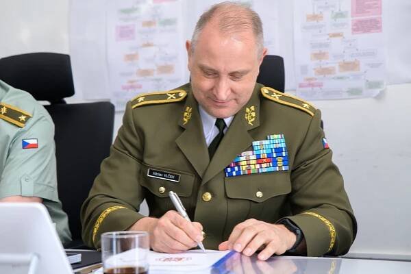 Generál Vlček před předáním podepsal dokument Národní systém pro zvládání zdravotních hrozeb