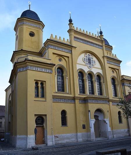 Práce na druhé největší synagoze v Čechách pokročily, maurská výzdoba září