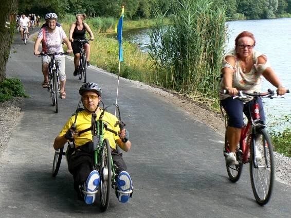 Opravená cyklostezka je širší a bez hrbů