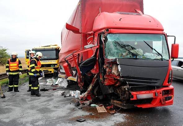Od hromadné nehody na D8 odvezly sanitky tři zraněné