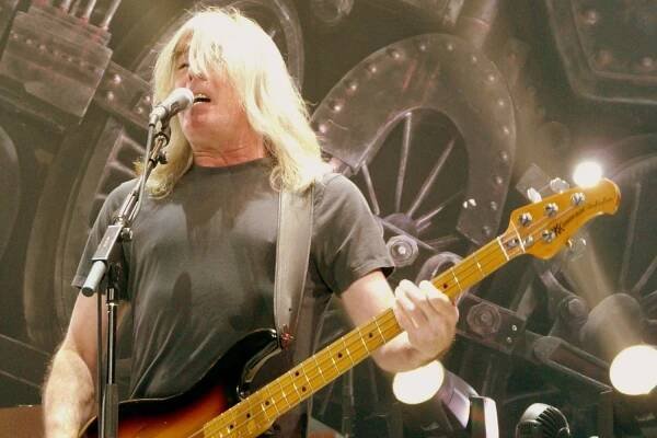 AC/DC opouští další kmenový člen. Po čtyřiceti letech odchází basák Cliff Williams