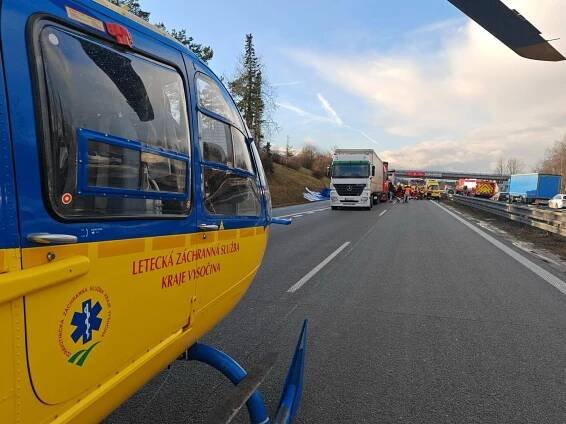 Tragický den na silnicích. 7 lidí zemřelo, smrtelné nehody zablokovaly D1