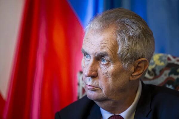 Zeman nejmenuje ředitele BIS generálem ani napočtvrté, povýší šéfy hasičů i GIBS