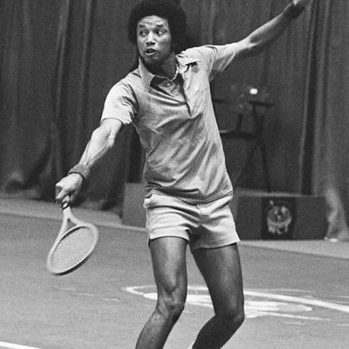 Navzdory rasovým předsudkům se stal prvním Afroameričanem, který vyhrál Wimbledon: Tenisovou legendu Arthura Ashe skolilo
