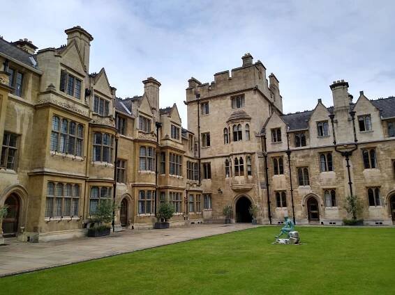 Soubor:Cmglee Cambridge Trinity College Whewells Court.jpg – Wikipedie