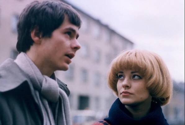FOTO: Antonín Navrátil a Dana Bartůňková v seriálu Zkoušky z dospělosti (1980). – stránka 10