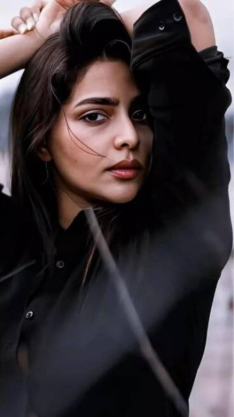 Aishwarya Lekshmi's jaw-dropping pics