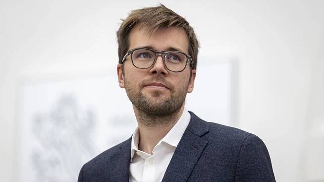 Piráti chtějí zrušit část poslaneckých náhrad - Novinky