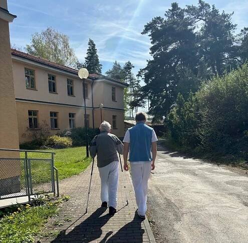 Chůze v terénu s kompenzační pomůckou | Aktuality | Vysočinské nemocnice