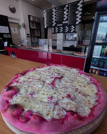 Šmoulí nebo červená. Nabídku v milevské restauraci zpestřily barevné pizzy