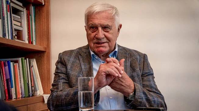 Klaus pro Publico: Fiala se může v premiérském křesle udržet. Byla by to pro zemi tragédie