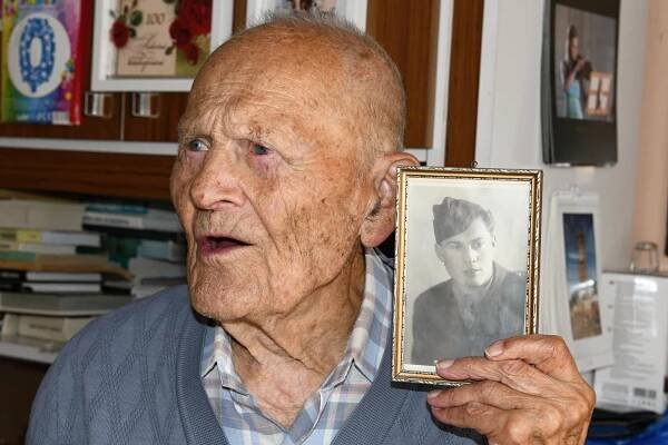 Stoletý Ústečan Karel Frank miluje rajčata, chléb se sádlem a koloběžky