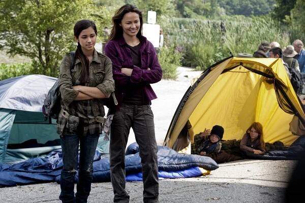 Falling Skies - Live and Learn - Z filmu - Seychelle Gabriel, Moon Bloodgood