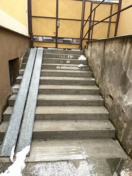 Rekonstrukce schodiště do kulturního domu - Oficiální stránky obce Šebetov