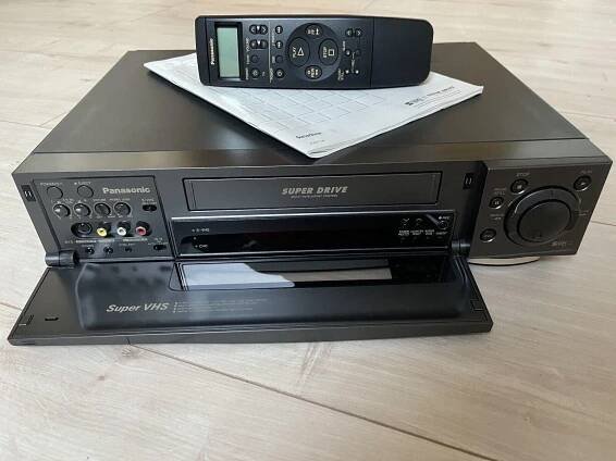 Špičkový High-End S-VHS videorekordér Panasonic NV-HS900 Hi-Fi stereo