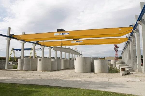 Mostové jeřáby ITECO-ABUS ve firmě PREFA při manipulaci s betonovými prefabrikáty na venkovní výrobní ploše