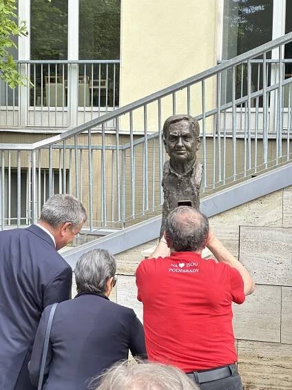 Slavnostní odhalení sochy prof. Milana Šamánka