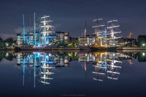 Beleuchtete Segelschiffe am Bontekai in Wilhelmshaven beim Wilhelmshaven Sailing-Cup