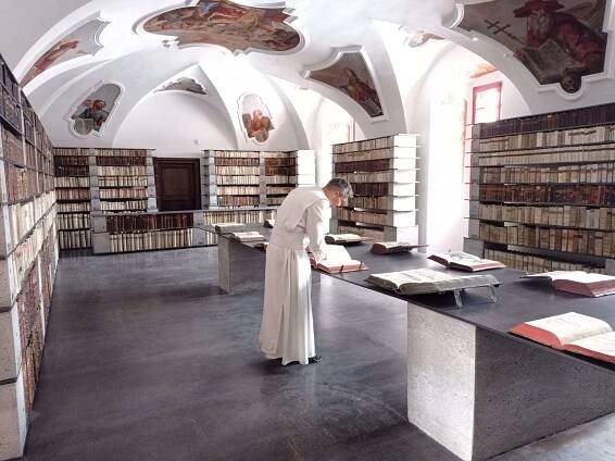 Mobiliář pro knihovnu v klášteře Želiv -