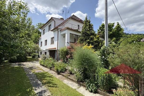 Sušice - Na Štebetce; troj-generační rodinný dům (2x 3+1 a 1+1) s garážemi a zahradou 573 m2