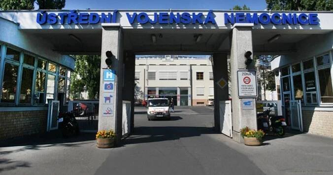 Pád náměstka z vojenské nemocnice. Dostal vyhazov a generální inspekce proti němu vede trestní řízení
