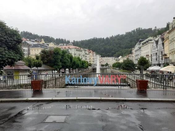Poznávání Karlových Varů s polopenzí pro dva a hotel na kolonádě - Zážitky.cz