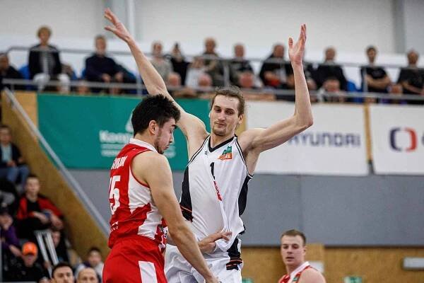 Pohárová středa nabízí basketbalové derby. Potrápí Hradec favorizovanou Beksu?
