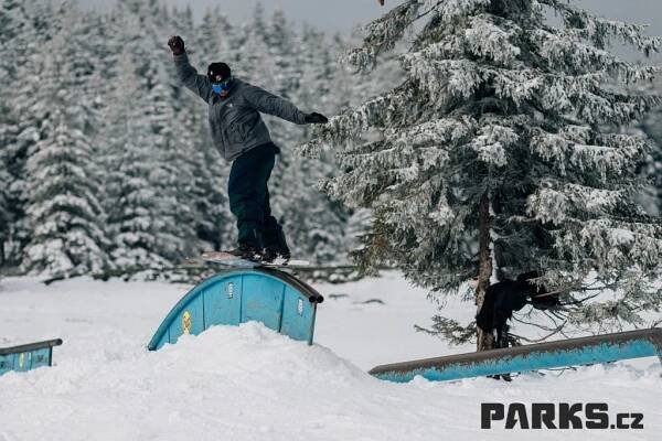 Reporty z kempů - návrhy snowparků a výroba snowboardových překážek