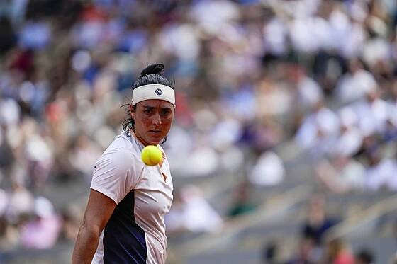 Uns Džábirová sleduje míček ve čtvrtfinále Roland Garros.