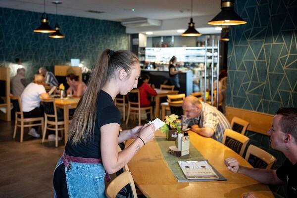 Restaurace v Ostravě nabízí retro menu pod stovku. Hitem je katův šleh i filé
