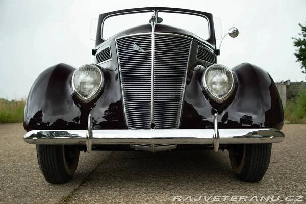 Ford V8 Roadster Deluxe