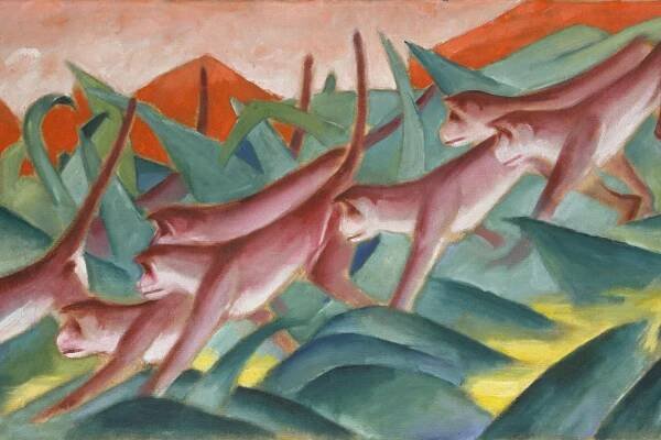 Fünf stilisierte, rosafarbene Affen laufen in einer Reihe durch abstraktes grünes Laub und gelben Grund, mit roten geometrischen Bergen und einem rosafarbenen Himmel im Hintergrund, gemalt in einem expressiven, modernistischen Stil.