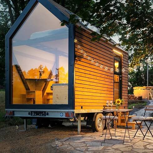 Tiny house uprostřed přírody: přírodní vyhřívaný sud i gril